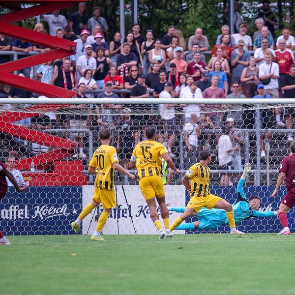 Romeo Aigbekaen (l.) trifft zum 1:1-Ausgleich gegen Alemannia Aachen.