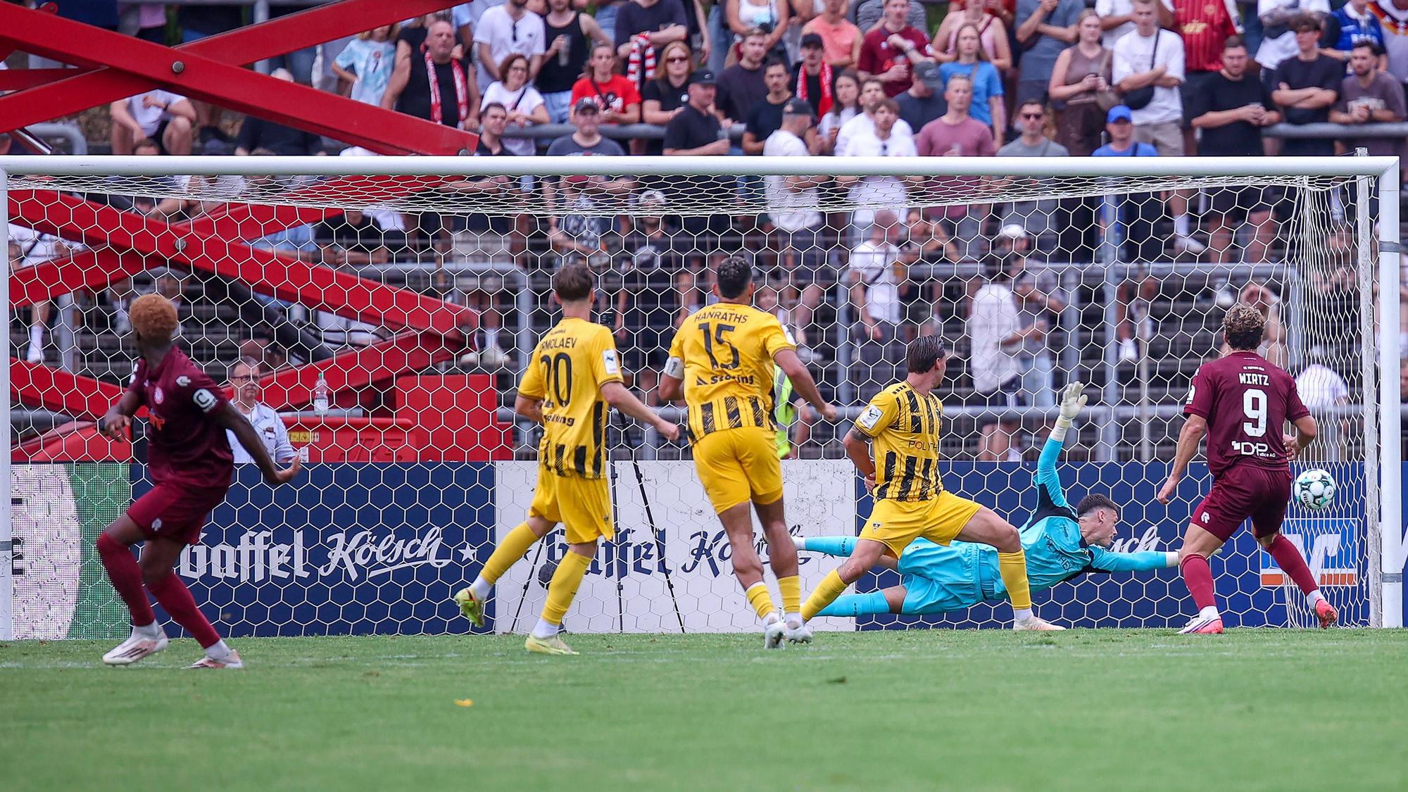 Romeo Aigbekaen (l.) trifft zum 1:1-Ausgleich gegen Alemannia Aachen.