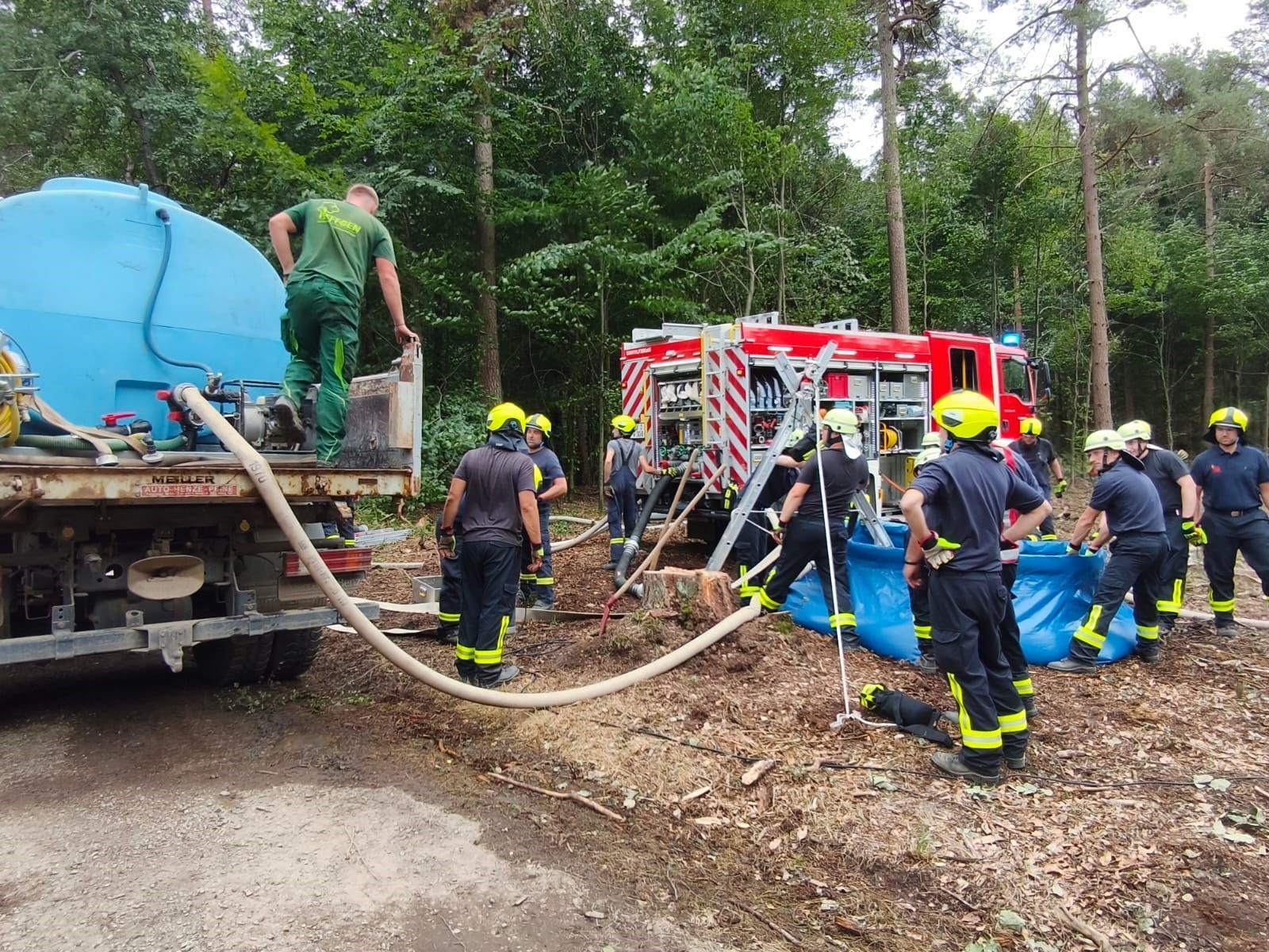 Feuerwehrleute aus dem Kreis Euskirchen helfen im Hürtgenwald.