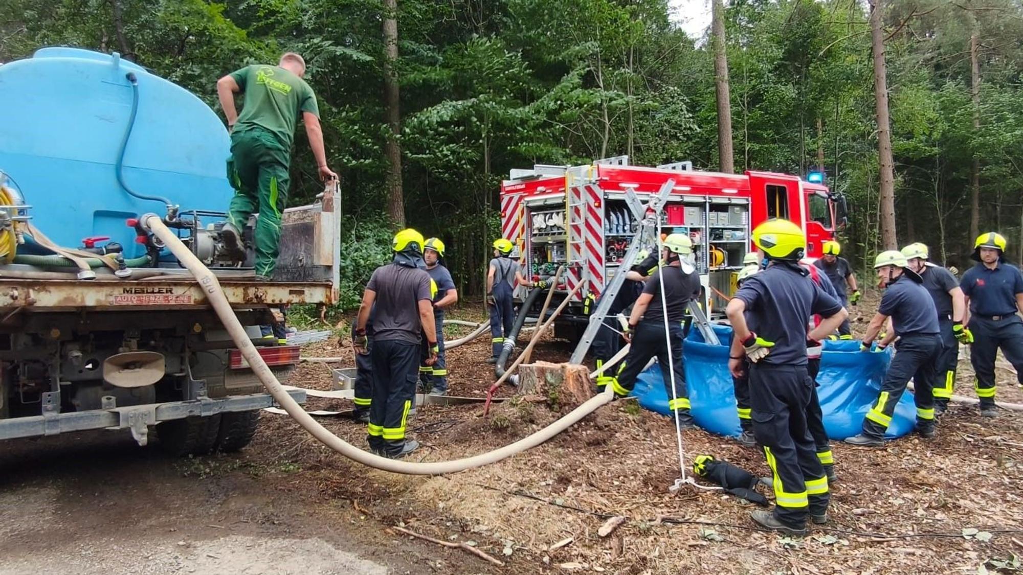 Feuerwehrleute aus dem Kreis Euskirchen helfen im Hürtgenwald.