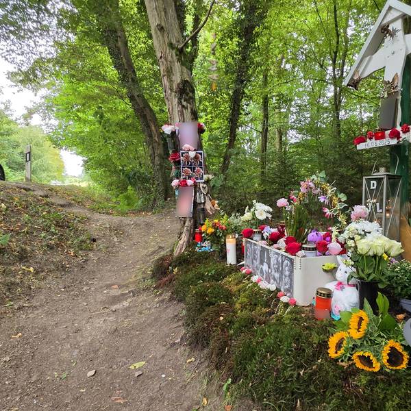 Eine Gedenkstätte im Wald erinnert an den Tod von vier Teenagern auf der benachbarten Dürschtalstraße am 16. August 2025.