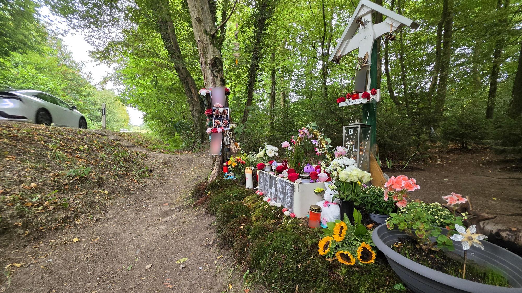 Eine Gedenkstätte im Wald erinnert an den Tod von vier Teenagern auf der benachbarten Dürschtalstraße am 16. August 2025.