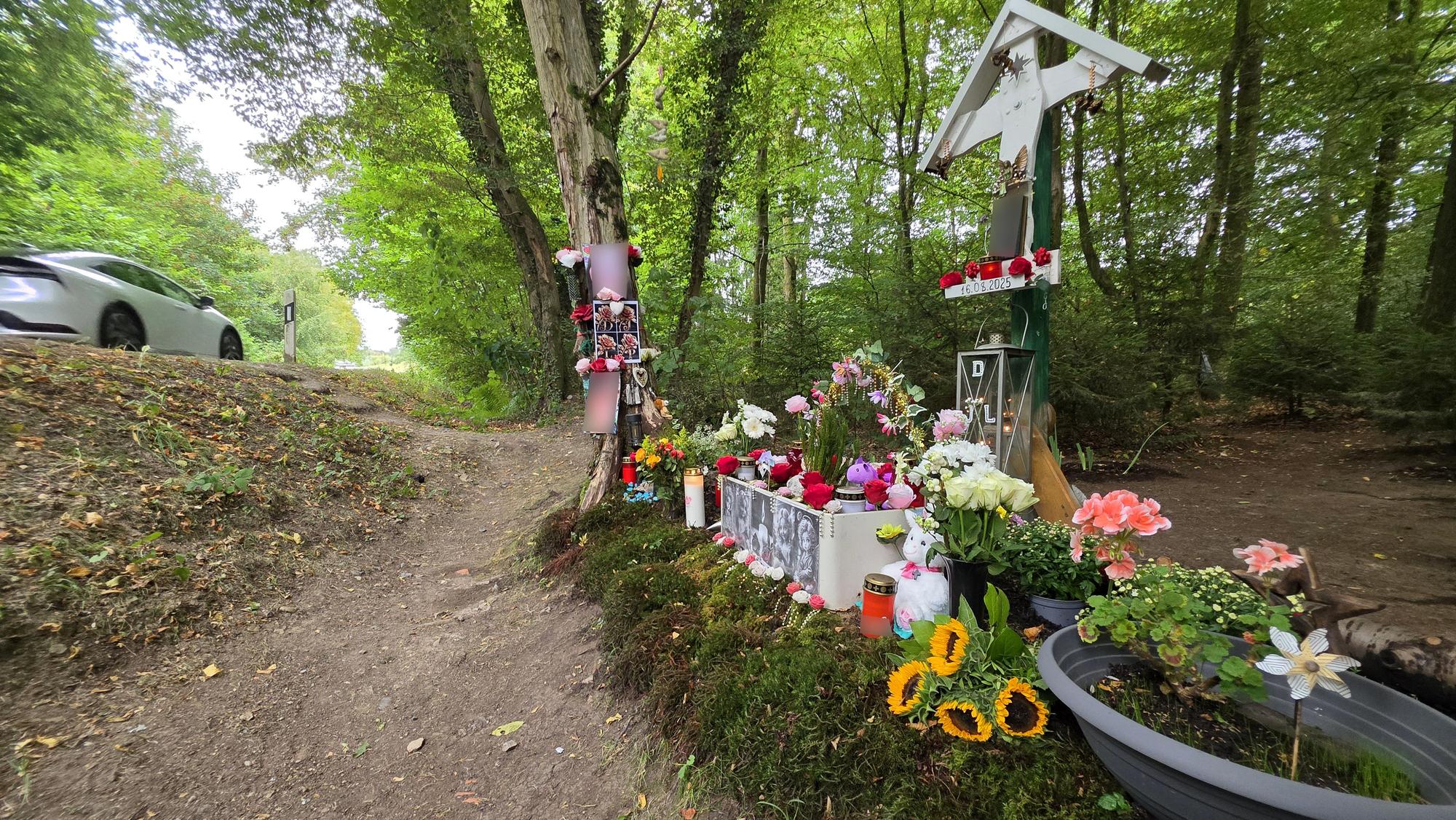 Ein Gedenkkreuz steht im Graben neben der Dürschtalstraßen-Kurve, in der am 16. August 2025, vier junge Menschen starben.