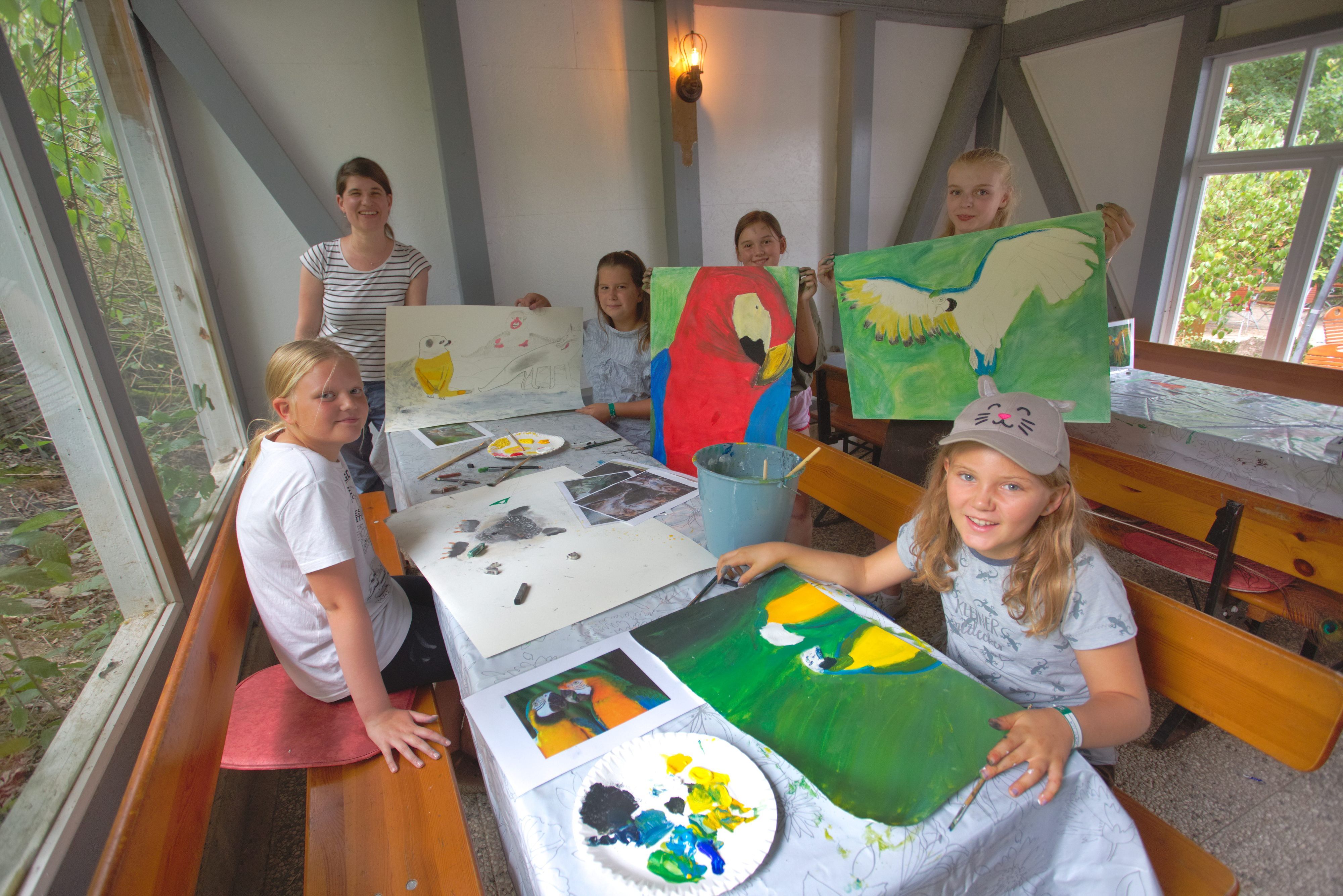 Die Kinder und Anne von Hoyningen mit ihren Kunstwerken.