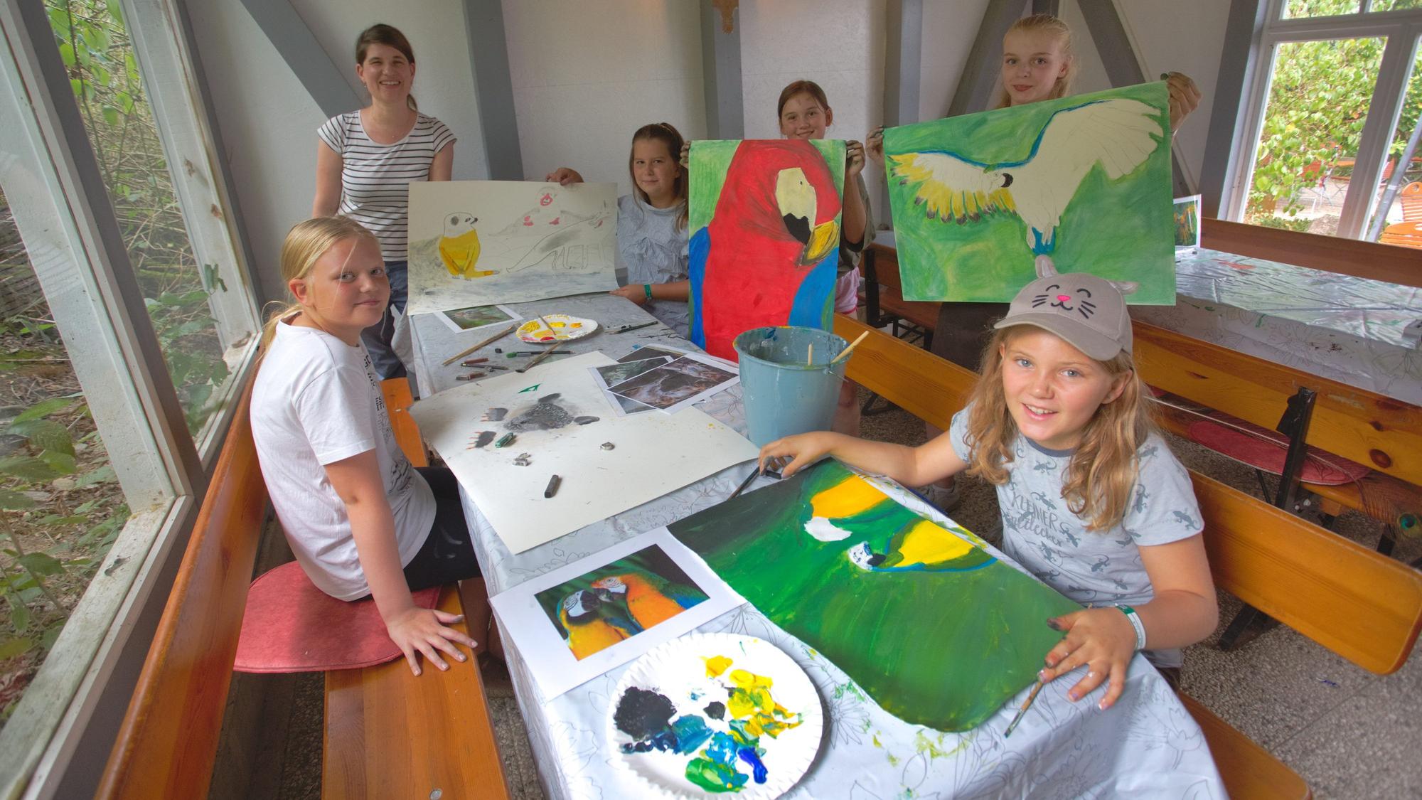 Die Kinder und Anne von Hoyningen mit ihren Kunstwerken.