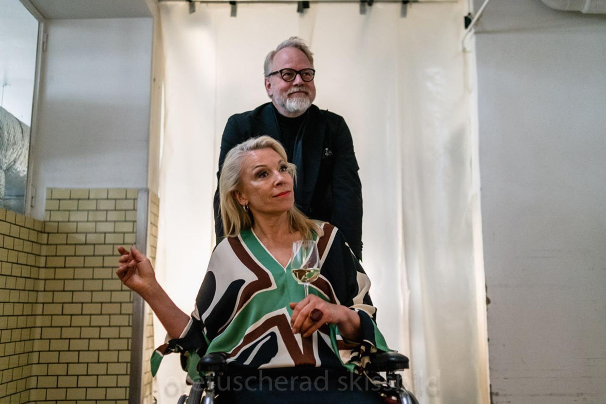 Nora (Katarina Ewerlöf) wird von Adrian (Peter Apelgren) nach einem Unfall im Rollstuhl fortbewegt. Für die Werbe-Managerin, die vom Älterwerden nichts wissen will, ist dies ein schwer zu akzeptierender Zustand. (Bild: Peter Cederling)