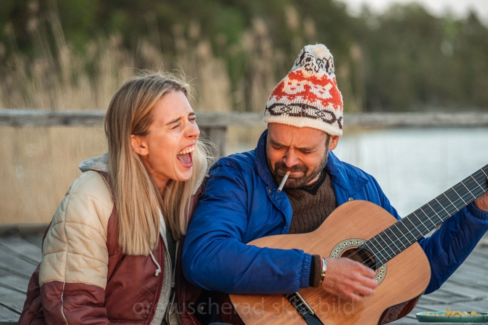 Mathilda (Carla Sehn) und Nathan (David Dencik) lassen es krachen.  (Bild: Peter Cederling)