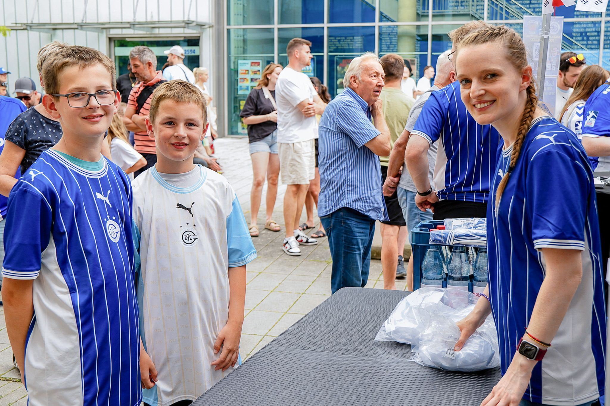 Die beiden Jungen haben die beiden Trikots des VfL anprobiert.