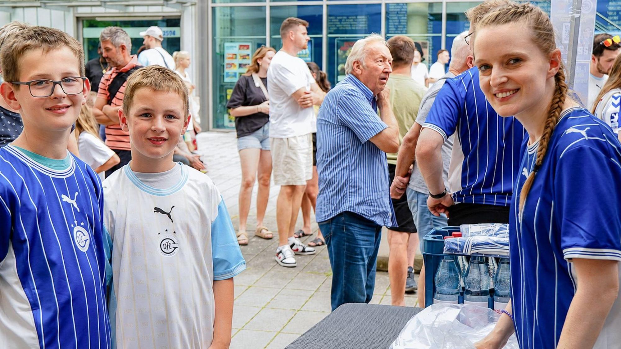 Die beiden Jungen haben die beiden Trikots des VfL anprobiert.