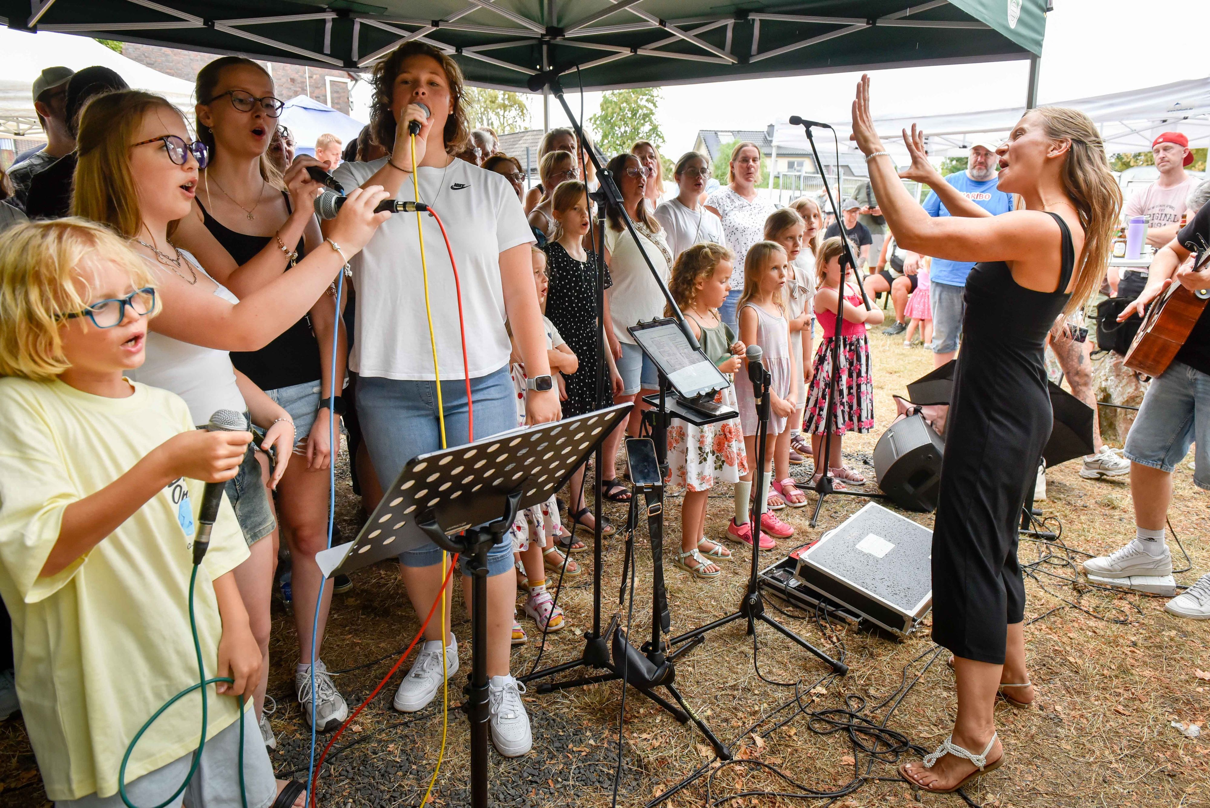 Das Bild zeigt den Familienchor Friends of Music auf dem Schmiedefest.