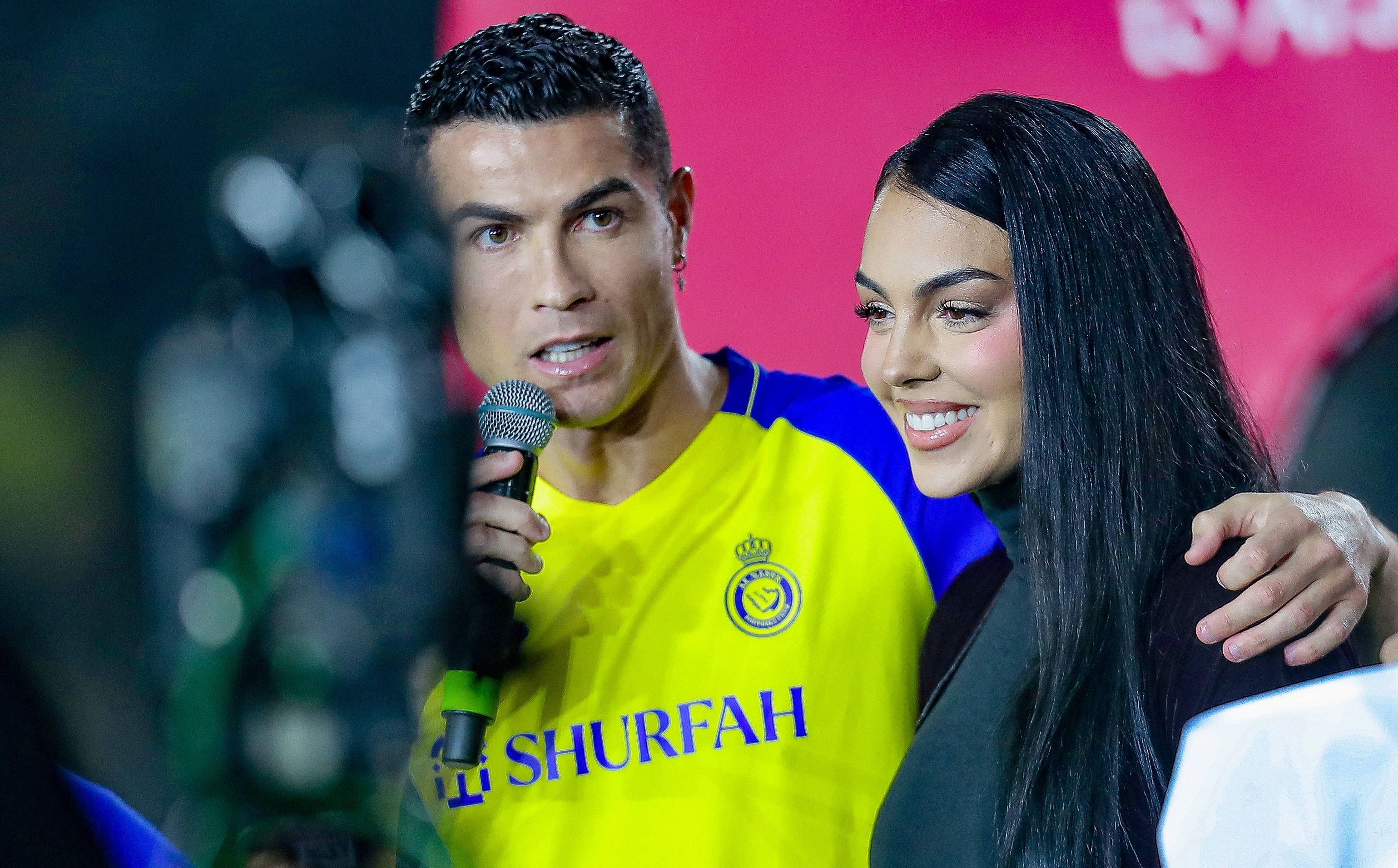 Cristiano Ronaldo und Georgina Rodríguez, Arm in Arm.
