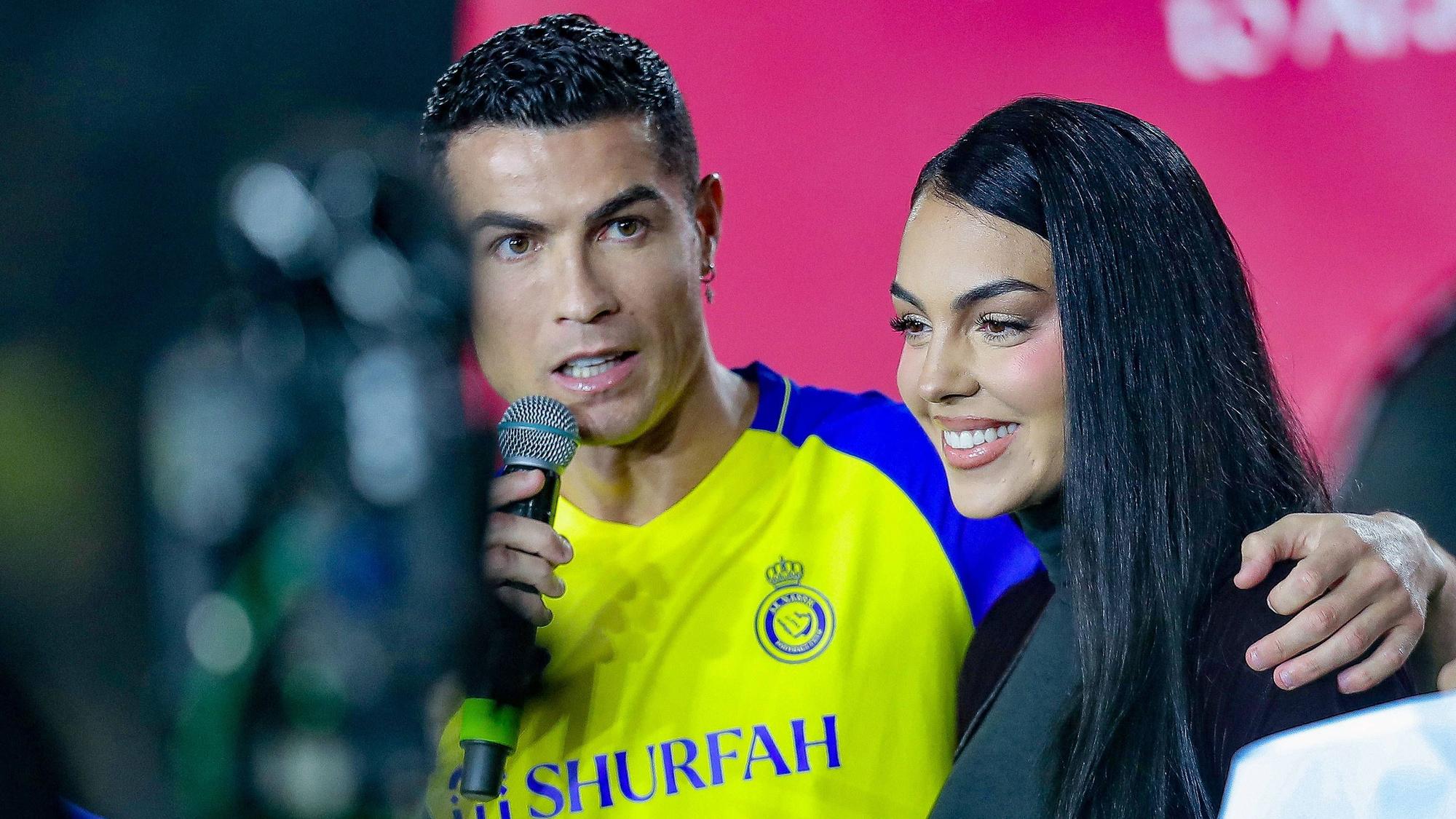Cristiano Ronaldo und Georgina Rodríguez, Arm in Arm.