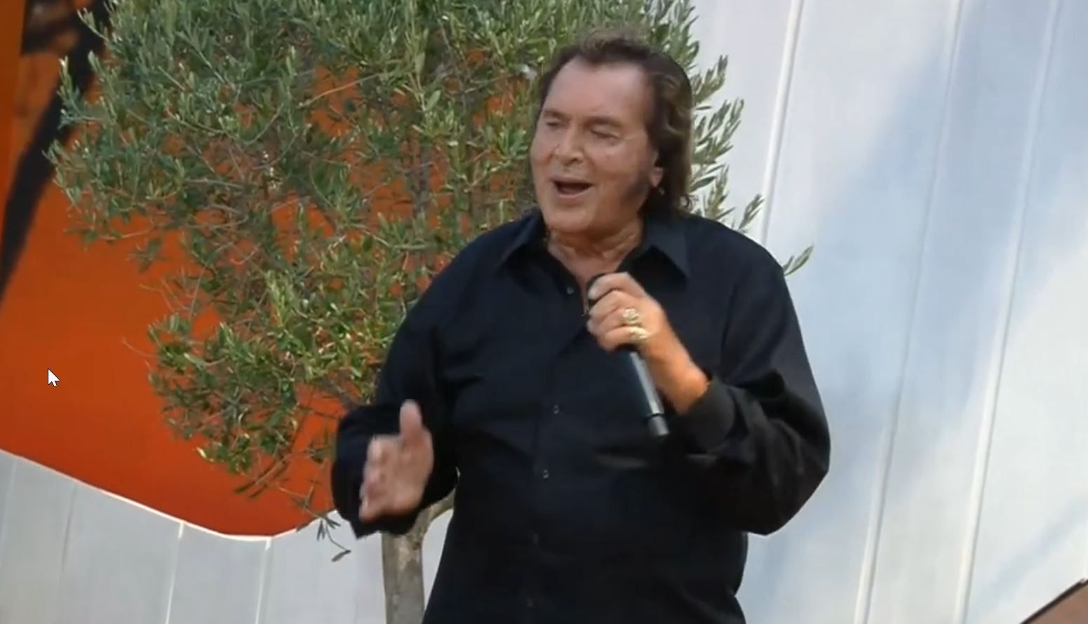 Normalerweise singen die meisten Künstlerinnen und Künstler im ZDF-Fernsehgarten aus produktionstechnischen Gründen mit Playback. Für Engelbert machten Andrea Kiewel und ihr Team jedoch eine Ausnahme.