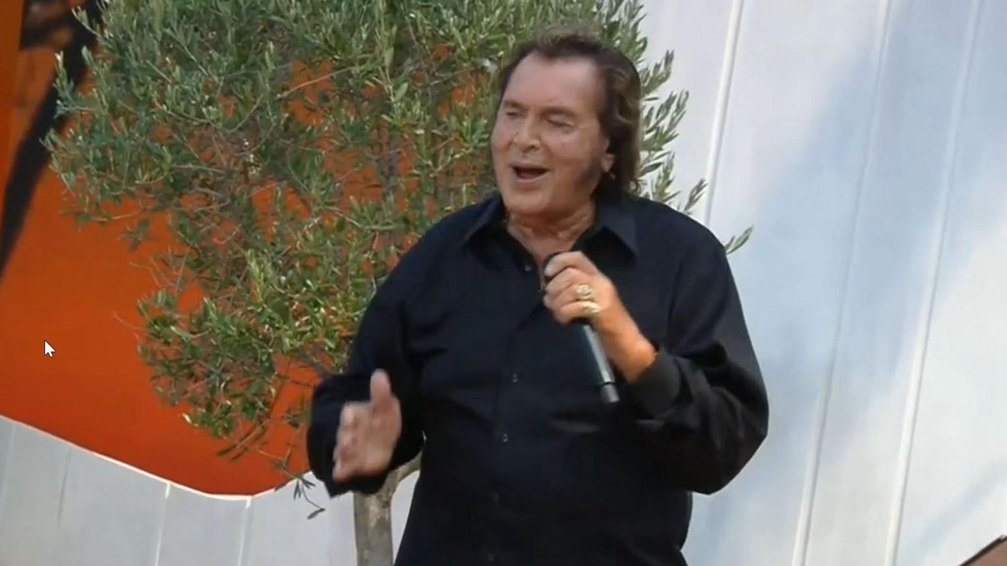Normalerweise singen die meisten Künstlerinnen und Künstler im ZDF-Fernsehgarten aus produktionstechnischen Gründen mit Playback. Für Engelbert machten Andrea Kiewel und ihr Team jedoch eine Ausnahme.