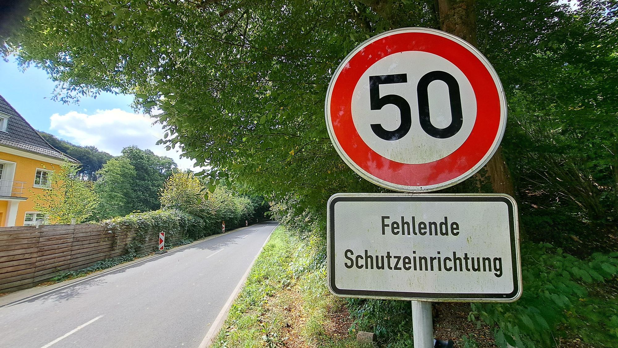 Ein Tempo-50-Schild steht an der Dürschtalstraße. Darunter der Hinweis „Fehlende Schutzeinrichtung“.