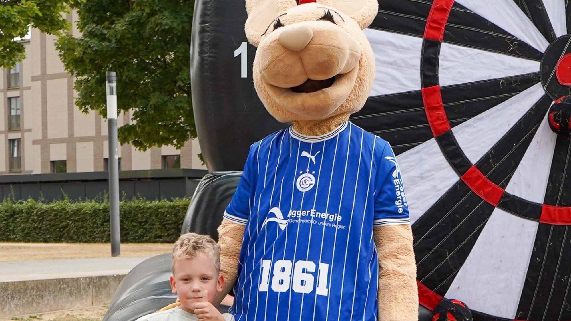 Elias Falkenberg neben Maskottchen Gummi