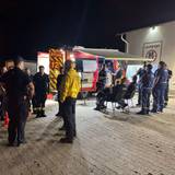 Rettungskräfte von THW und Feuerwehr sind in Kalterherberg wegen eines Waldbrandes im Einsatz. Wegen eines großen Waldbrandes im Hohen Venn hat die nordrhein-westfälische Stadt Monschau Bewohner mehrerer Siedlungen aufgefordert, sich auf eine mögliche Evakuierung vorzubereiten.