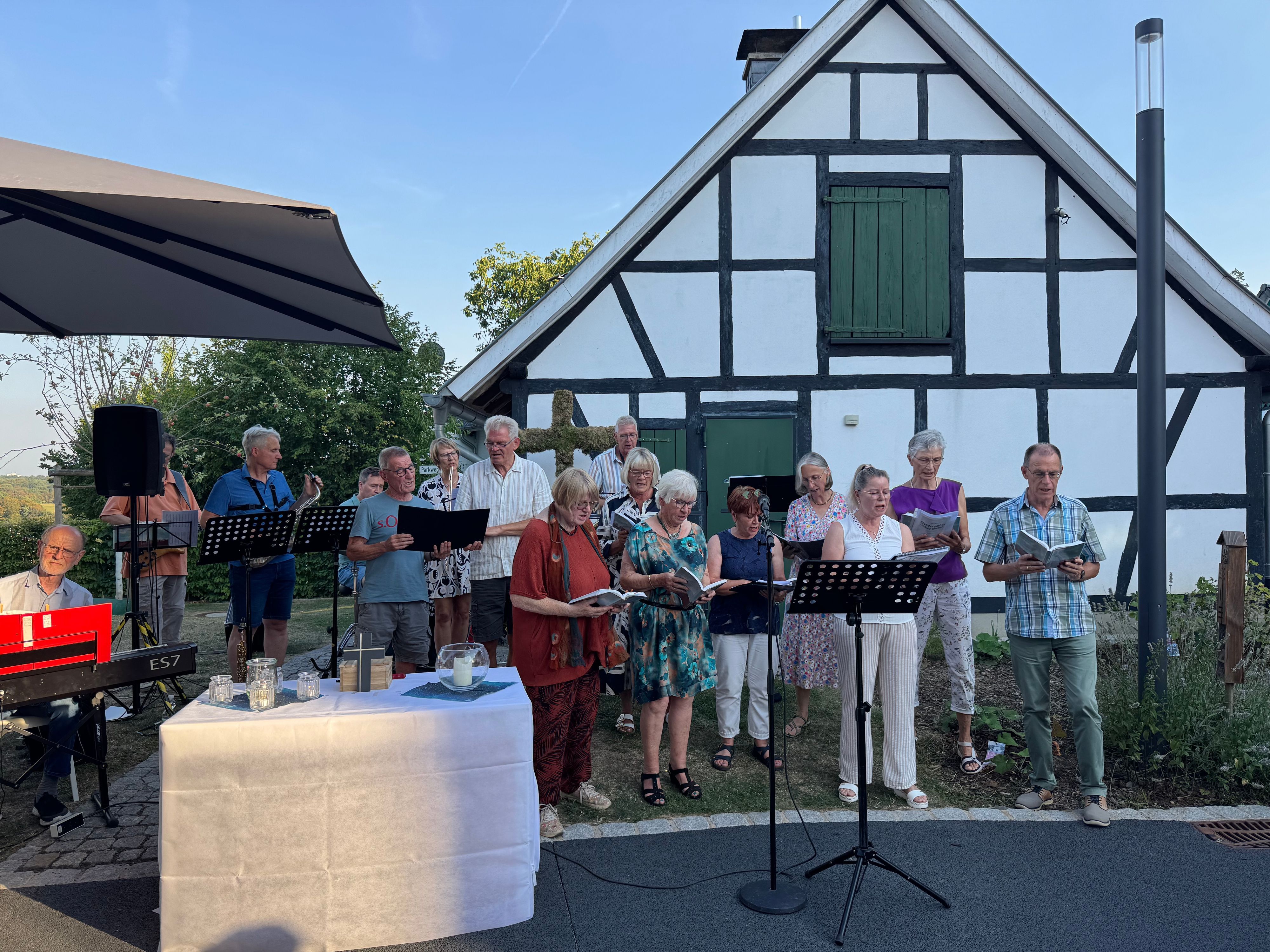 Die moderne christliche Band „Con Dias“ und ein Projektchor führten durch den Gottesdienst der evangelischen Gemeinde Witzhelden.