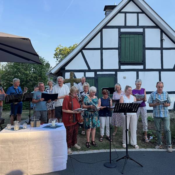 Die moderne christliche Band „Con Dias“ und ein Projektchor führten durch den Gottesdienst der evangelischen Gemeinde Witzhelden.