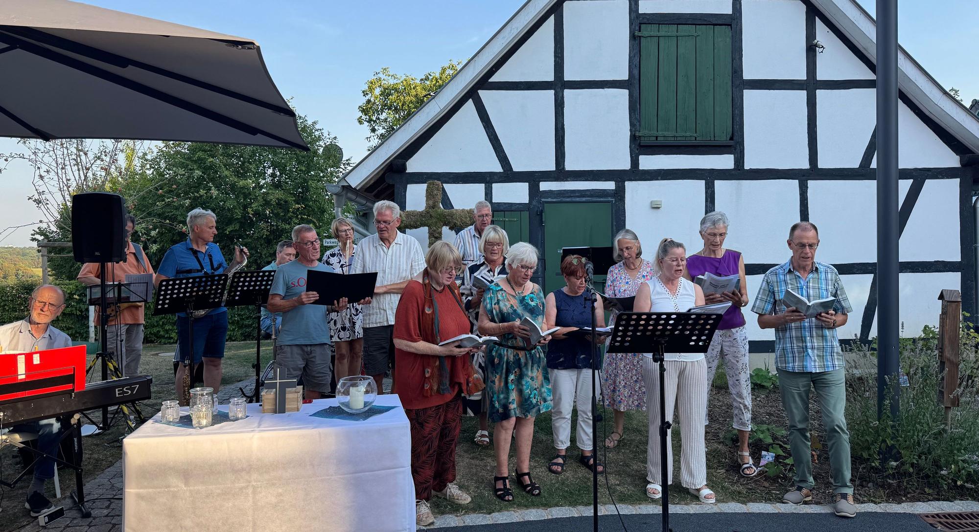 Die moderne christliche Band „Con Dias“ und ein Projektchor führten durch den Gottesdienst der evangelischen Gemeinde Witzhelden.