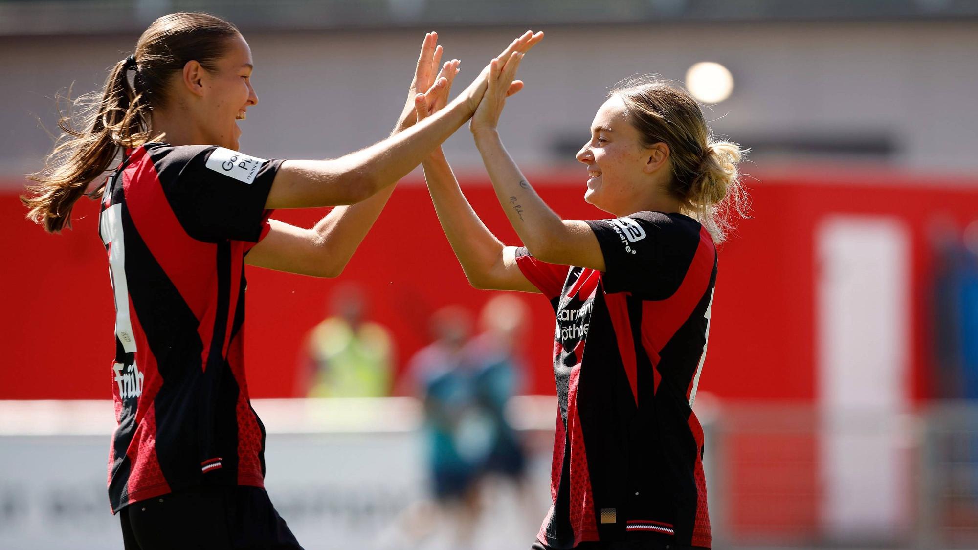 Fußball I Frauen I Testspiel I Bayer 04 Leverkusen - Feyenoord Rotterdam I 08.08.2026 Valentina Mädl 17, Bayer 04 Leverkusen und Sofie Zdebel 16, Bayer 04 Leverkusen Jubeln zusammen nach einem Tor und freuen sich. Leverkusen Ulrich-Haberland-Stadion Niedersachsen Deutschland *** Soccer I Women I Friendly Match I Bayer 04 Leverkusen vs. Feyenoord Rotterdam I August 8, 2026 Valentina Mädl, 17, Bayer 04 Leverkusen and Sofie Zdebel, 16, Bayer 04 Leverkusen, celebrate together after a goal and are happy at the Ulrich Haberland Stadium in Leverkusen, Lower Saxony, Germany Copyright: xLobeca/CedricxSiefkerx