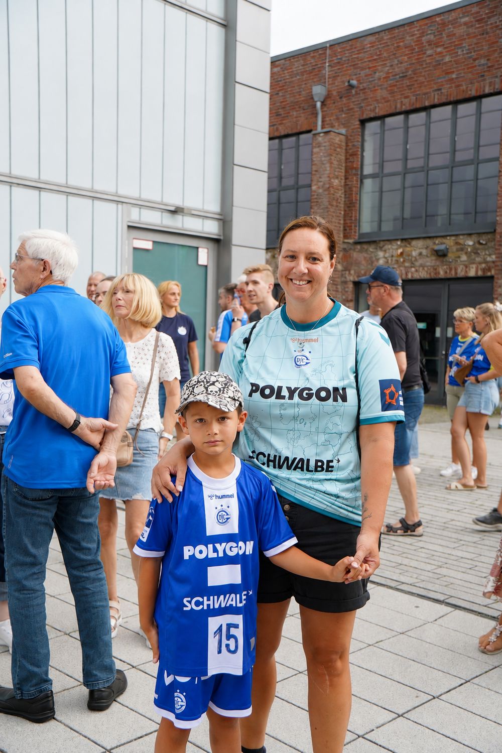 Mutter und Sohn in Fankleidung