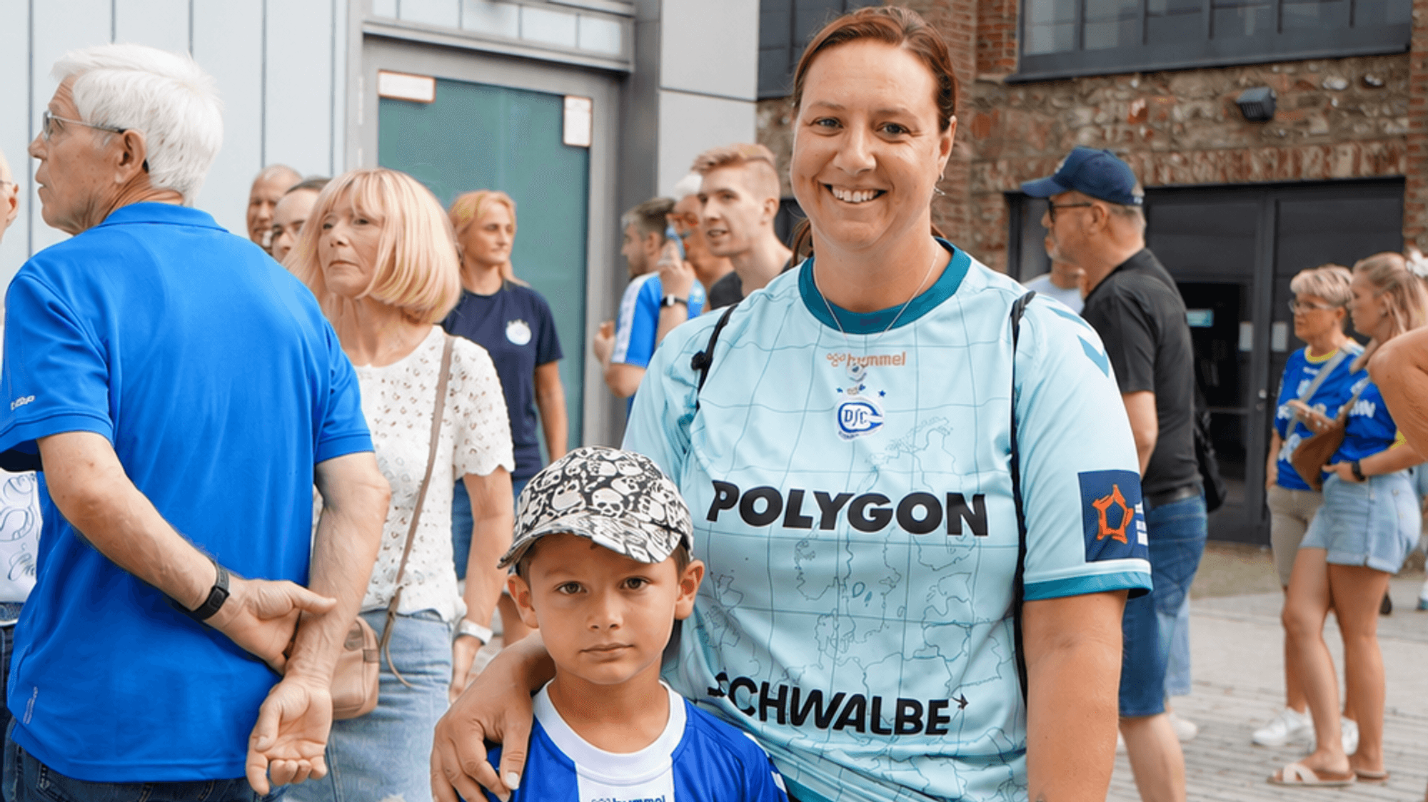 Mutter und Sohn in Fankleidung