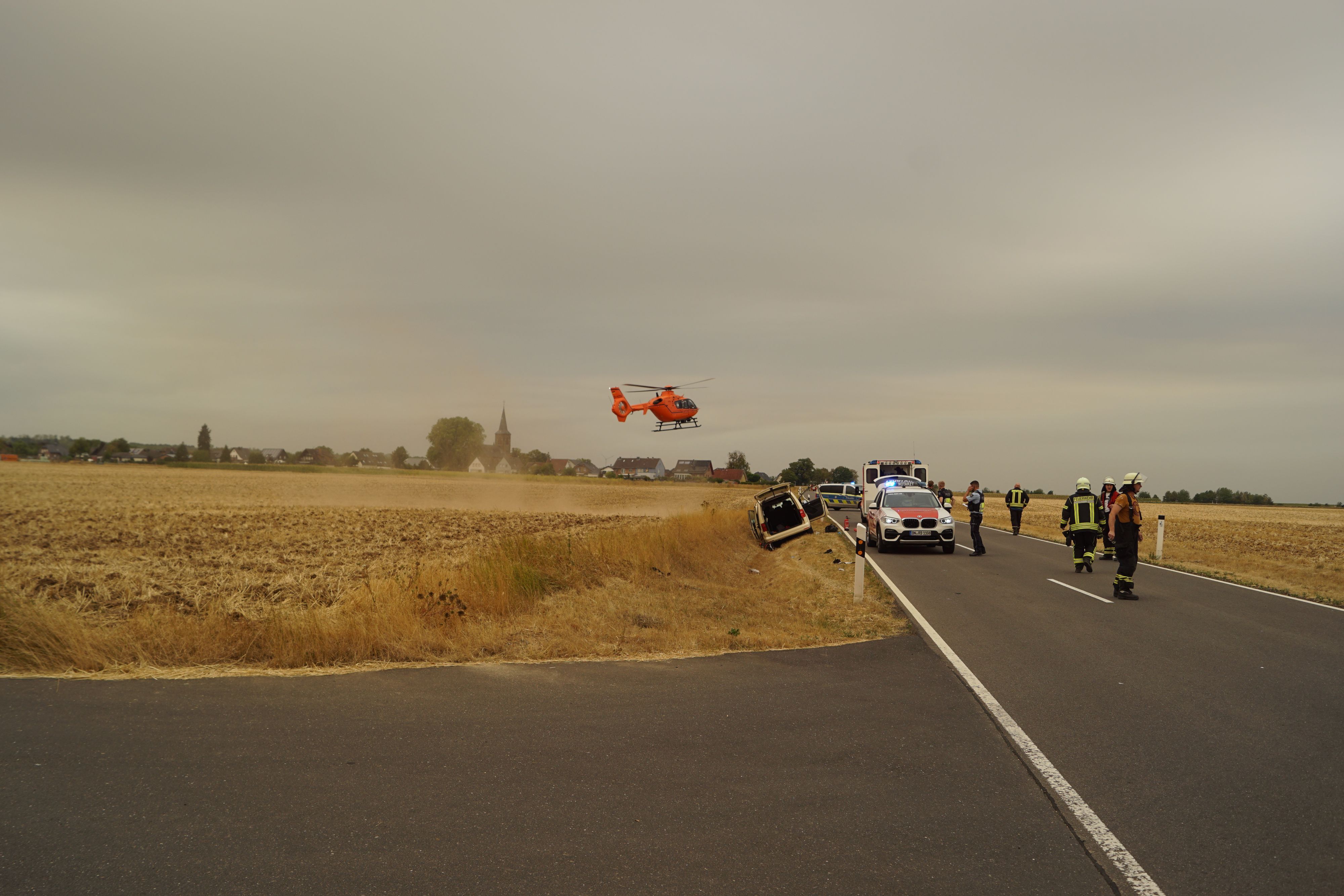 Ein Rettungshubschauber fliegt über der Einsatzstelle.