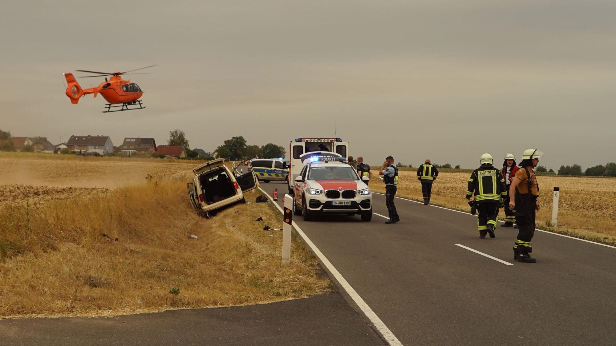 Ein Rettungshubschauber fliegt über der Einsatzstelle.