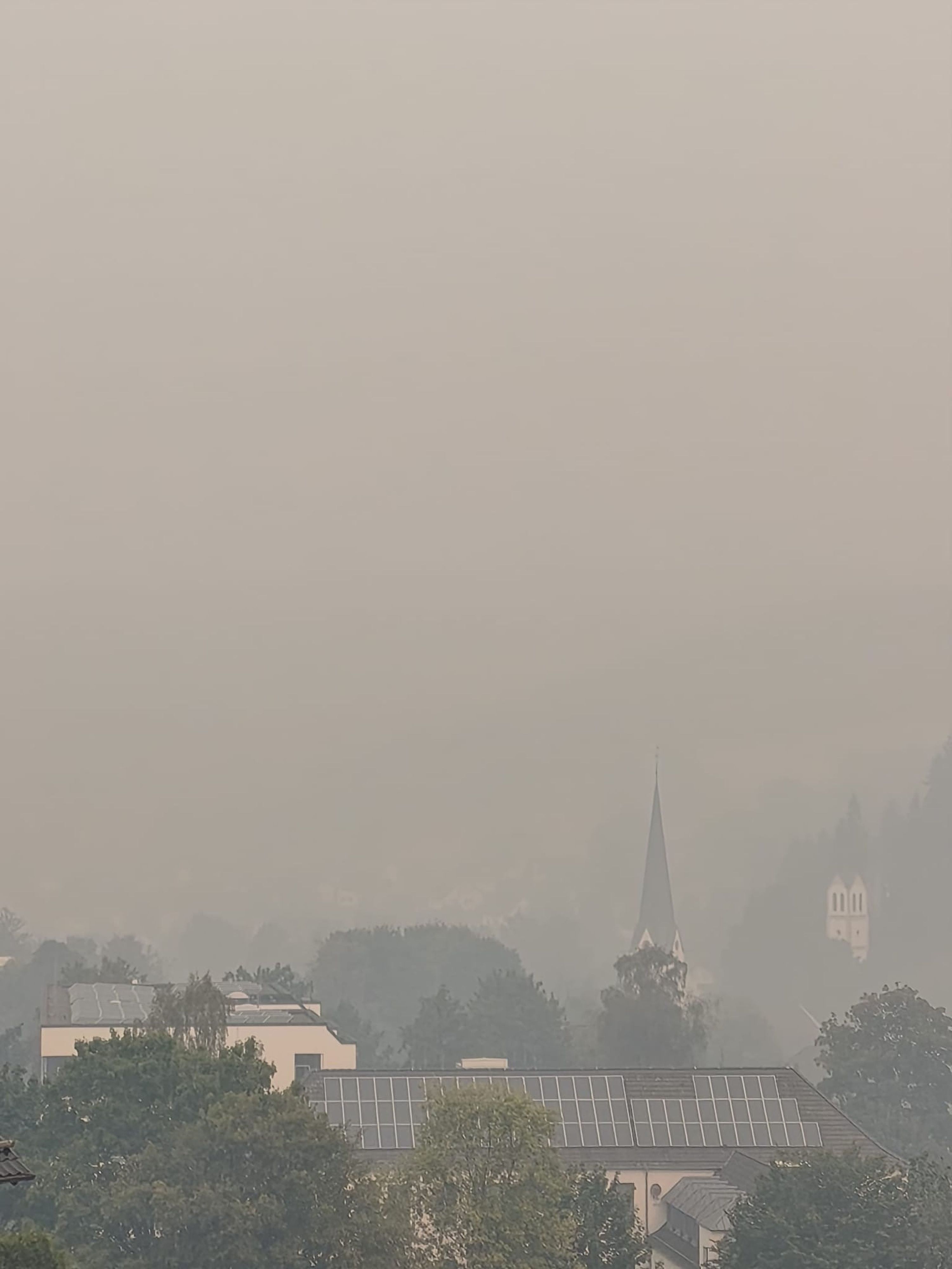 Über Hellenthal ist dichter Rauch zu sehen, der von einem großen Waldbrand im Hohen Venn stammt.