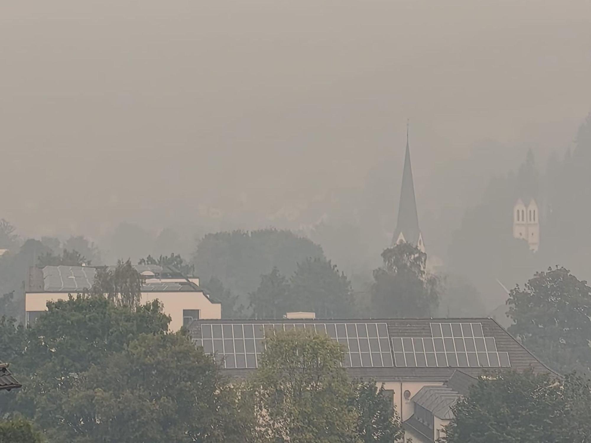 Über Hellenthal ist dichter Rauch zu sehen, der von einem großen Waldbrand im Hohen Venn stammt.