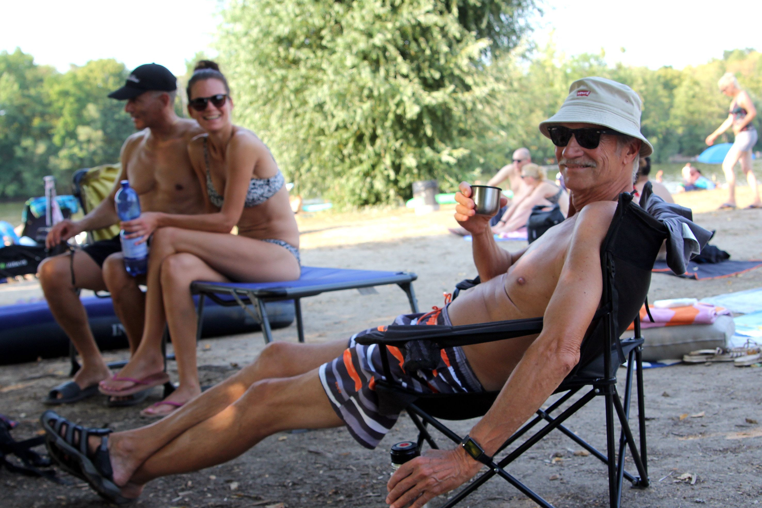 Das Bild zeigt Laszlo Katona und seine Familie auf dem Campingplatz.