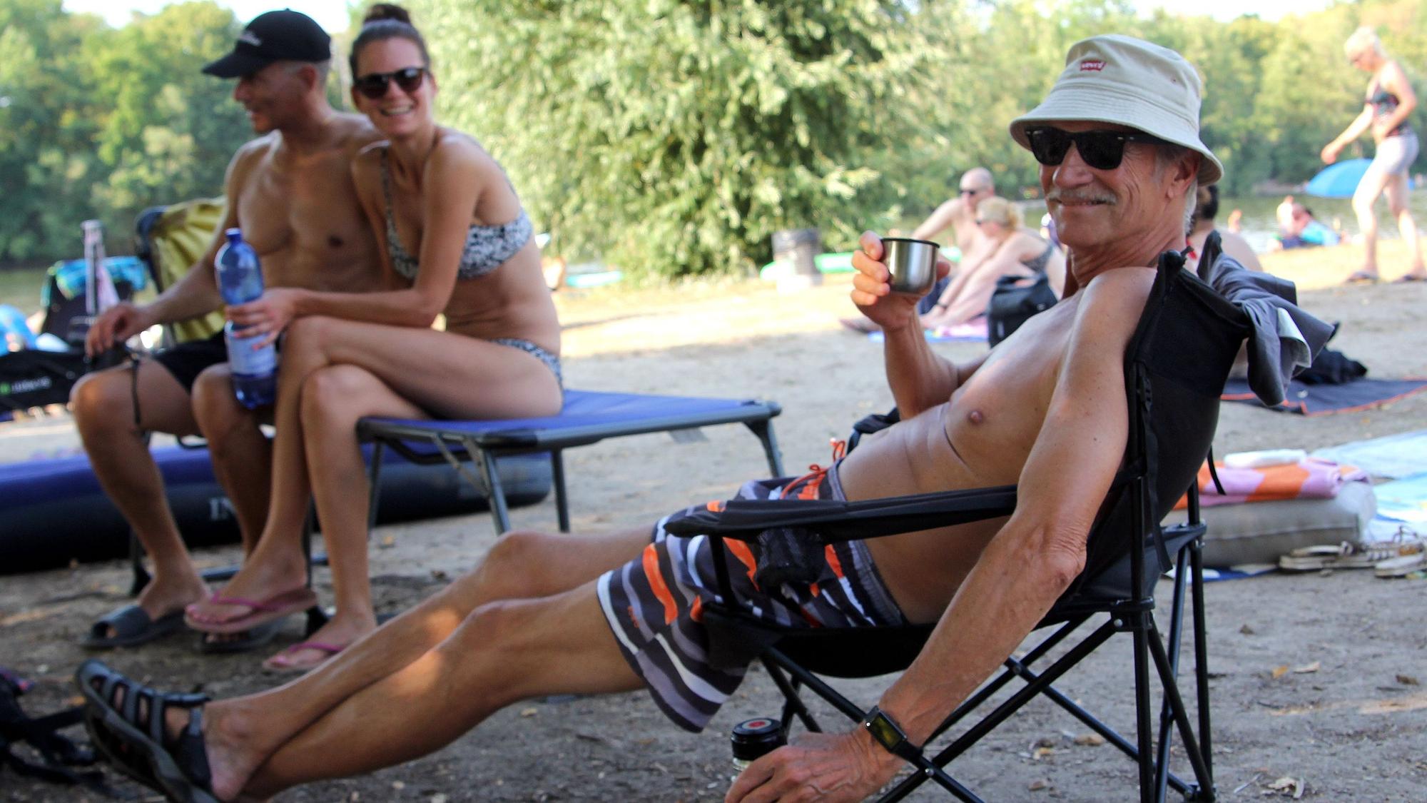 Das Bild zeigt Laszlo Katona und seine Familie auf dem Campingplatz.