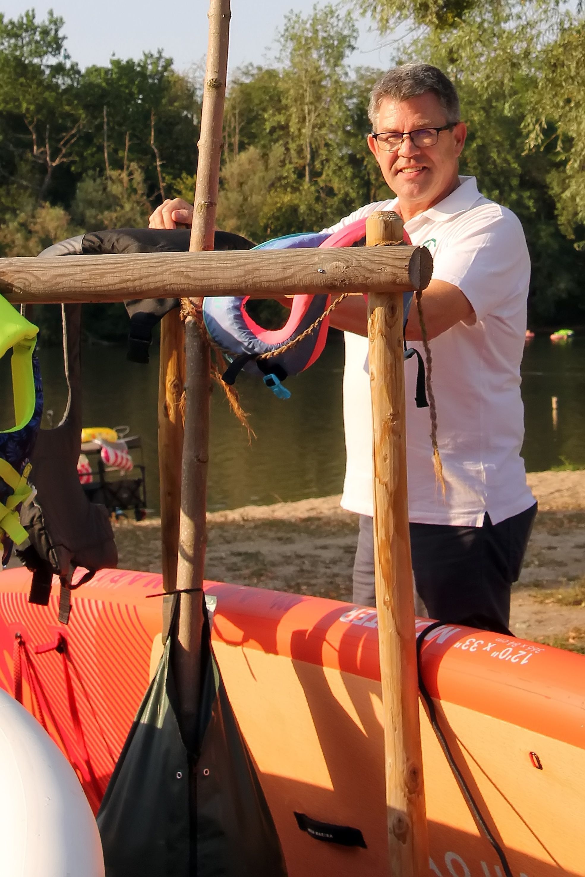 Das Bild zeigt Andreas Schirmer. Er leitet den Campingplatz am Heider Bergsee in Brühl.