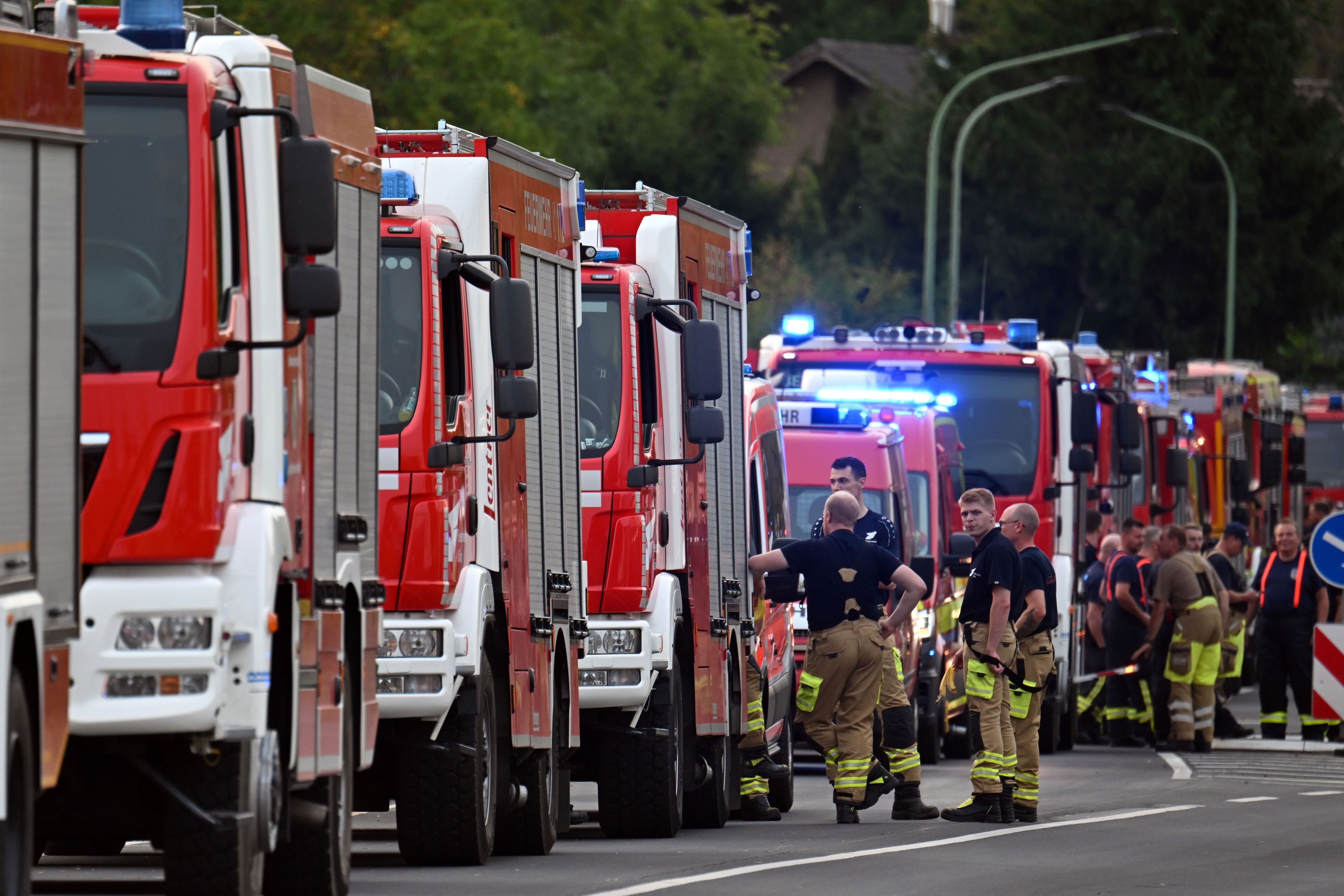 Zahlreiche Kräfte der Feuerwehr, darunter auch aus dem Rhein-Sieg-Kreis, waren an der Bekämpfung des Waldbrands nahe Hürtgenwald beteiligt.