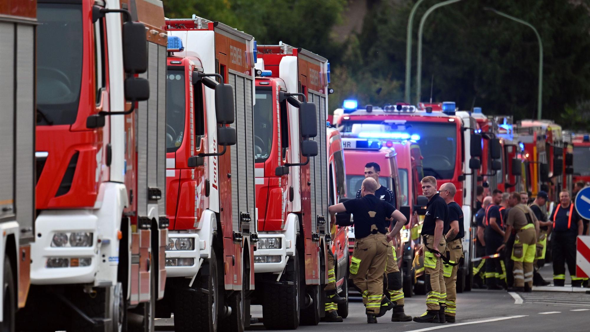 Zahlreiche Kräfte der Feuerwehr, darunter auch aus dem Rhein-Sieg-Kreis, waren an der Bekämpfung des Waldbrands nahe Hürtgenwald beteiligt.