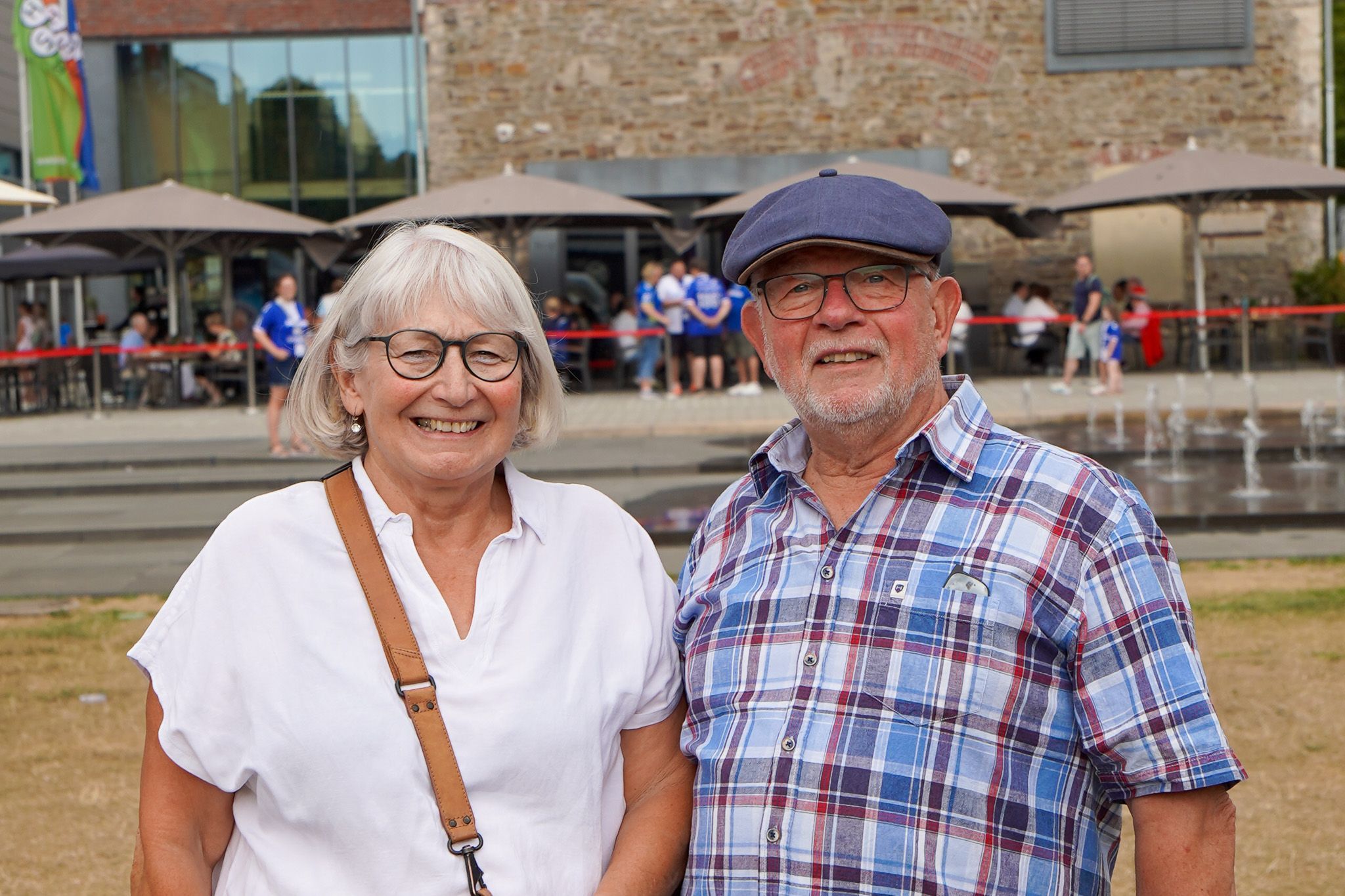 Das Ehepaar aus Bergneustadt vor der  Halle 32