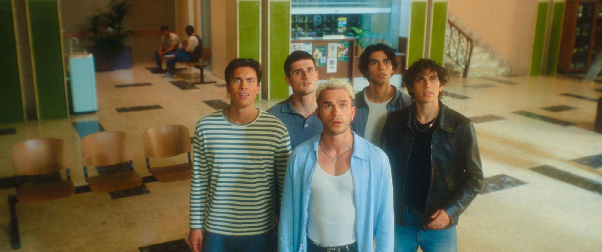 Die Freunde Jonas (Tim Schäcker), Chris (Luis Freitag), Matteo (Julien Brown), Ben (Jacob Rott) und Oliver (Bene Schulz) verschlägt es in „Back to the 90s“ zurück ins Jahr 1995. Finden sie einen Weg zurück in die Zukunft? (Bild: Amazon MGM Studios)
