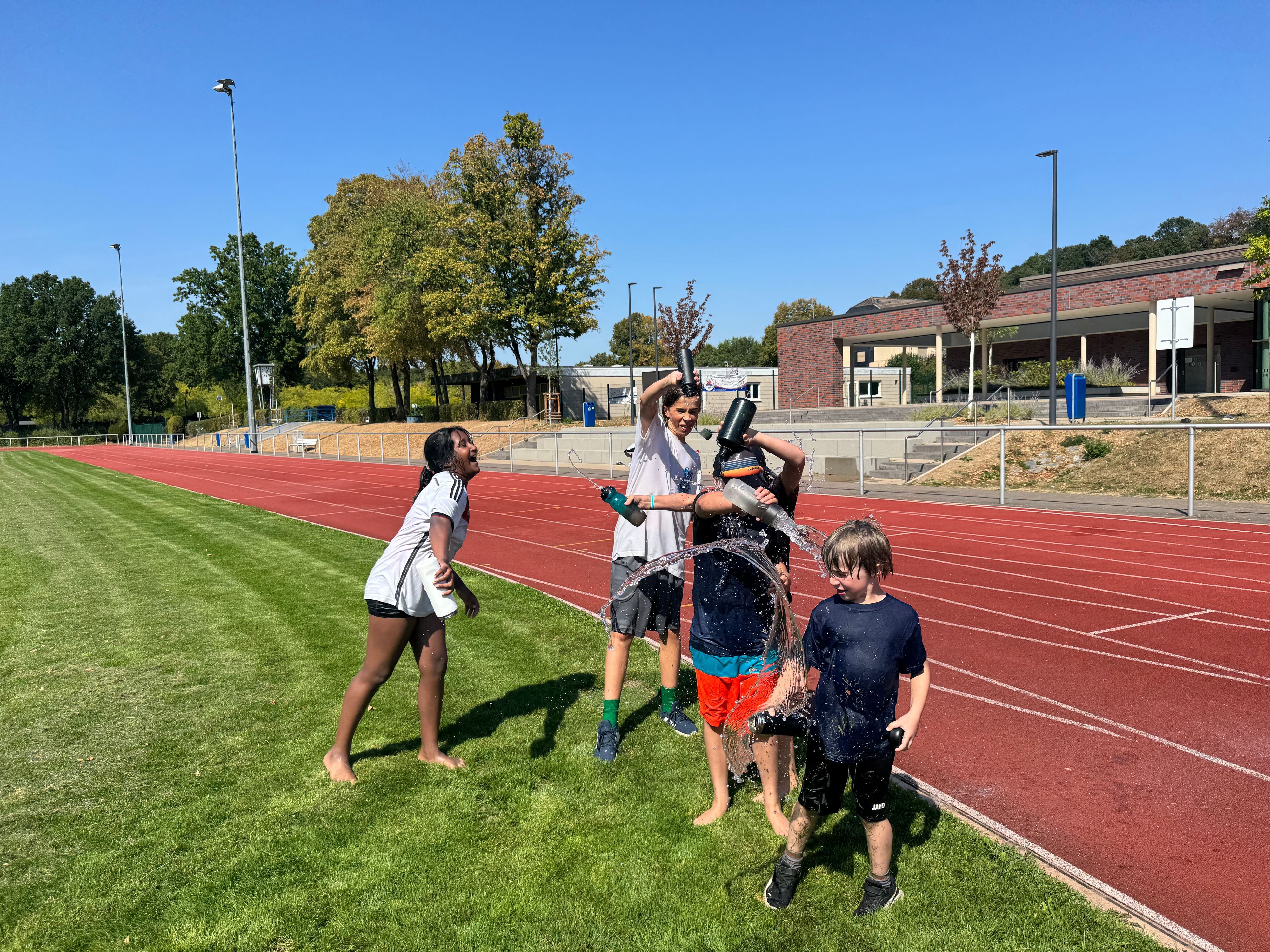 Bei der Feriensportaktion des Stadtsportverbands Leichlingen sorgen die Kinder mit Wasserschlachten für Abkühlung und haben dabei jede Menge Spaß.