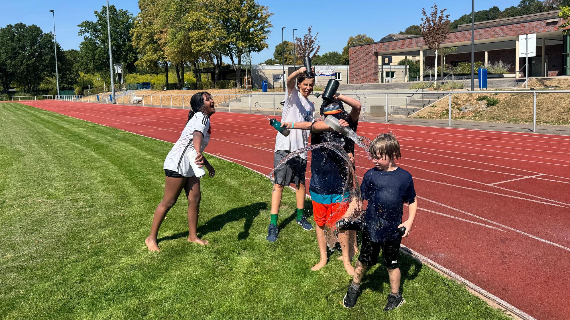 Bei der Feriensportaktion des Stadtsportverbands Leichlingen sorgen die Kinder mit Wasserschlachten für Abkühlung und haben dabei jede Menge Spaß.
