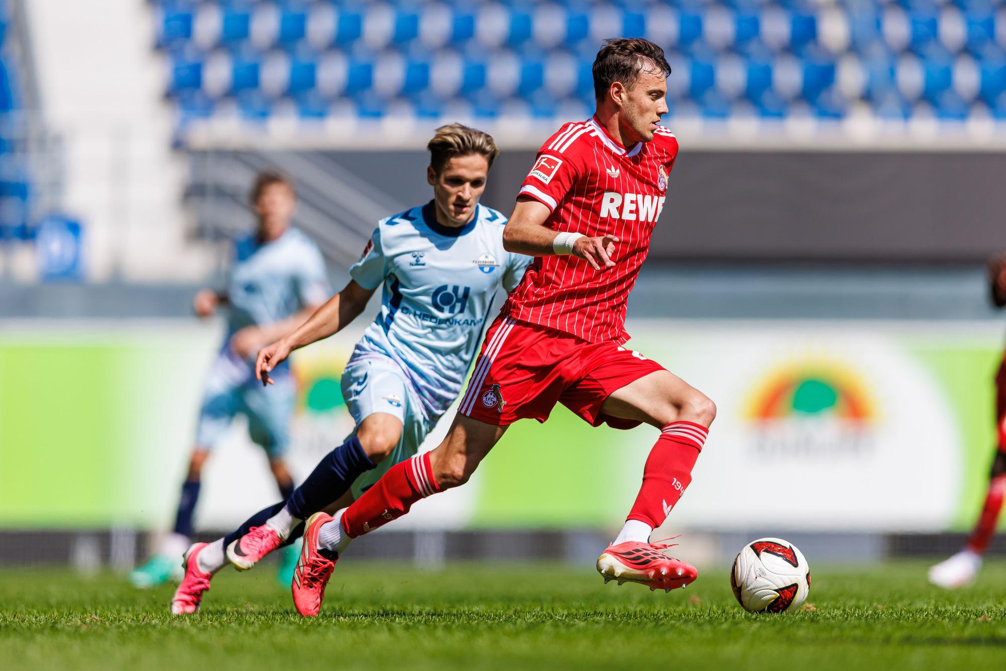 16.08.2026, Testspiel, 1. Bundesliga, Saison 2026/2027: SC Paderborn 07 - 1. FC Köln
Luka Lochoshvili (1. FC Köln) im Zweikampf mit Albert Millgramm (SC Paderborn 07)