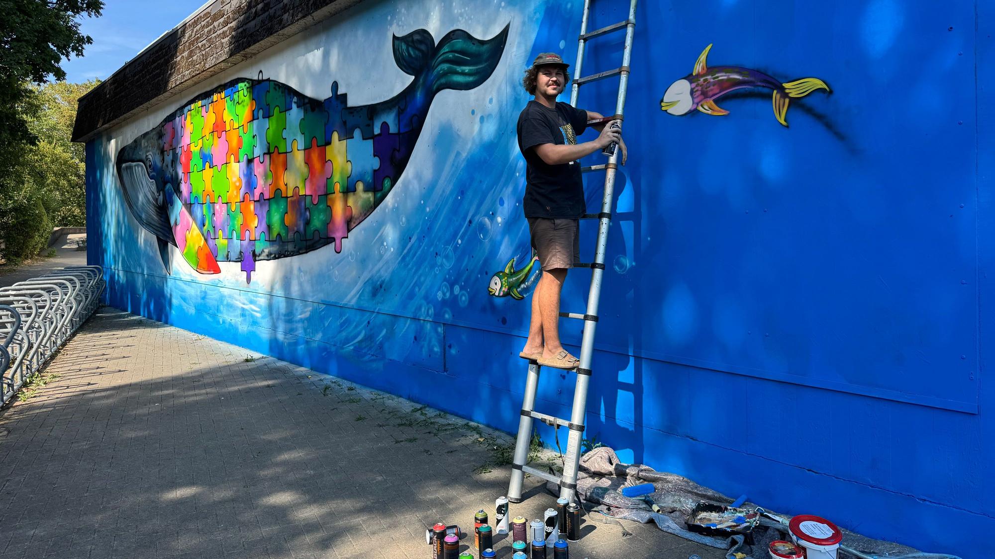 Der Solinger Künstler Eric Ventker arbeitet am Feinschliff seines neusten Graffitis.