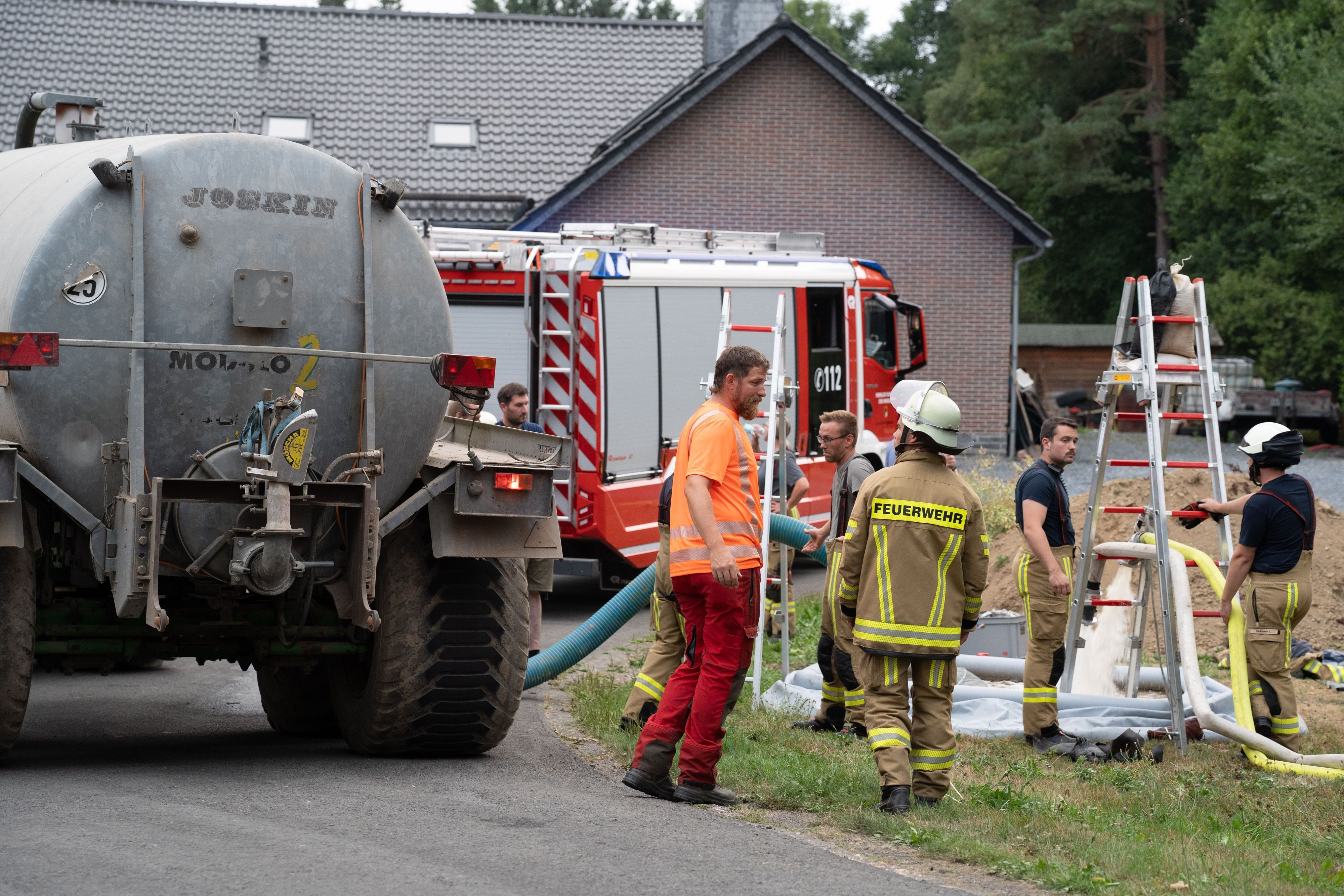 Feuerwehrleute sind im Einsatz. Monschau hat am Abend wegen eines weiteren Waldbrandes im nahegelegenen Hohen Venn in Belgien Bewohner mehrerer Siedlungen aufgefordert, sich auf eine mögliche Evakuierung vorzubereiten.