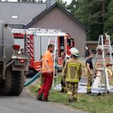 Feuerwehrleute sind im Einsatz. Monschau hat am Abend wegen eines weiteren Waldbrandes im nahegelegenen Hohen Venn in Belgien Bewohner mehrerer Siedlungen aufgefordert, sich auf eine mögliche Evakuierung vorzubereiten.