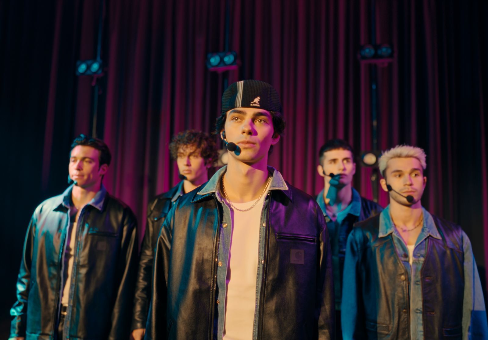 Abegstimmte Outfits und Choreografie: Die Elevator Boys als fiktive Gruppe 5G erinnern ein wenig an die großen Boybands der 90er-Jahre. (Bild:  Amazon MGM Studios)