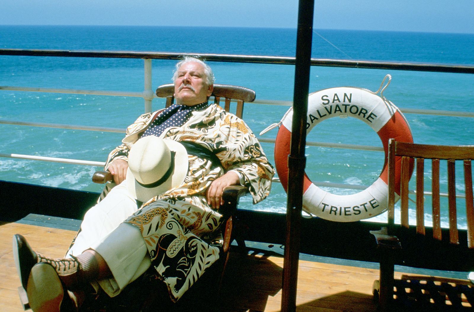 Hercule Poirot (Peter Ustinov) verbringt seine Ferien auf einem Luxuskreuzfahrtschiff mit Kurs auf Israel - doch hat er nicht lange Zeit zum Entspannen.  (Bild: 2023 Metro-Goldwyn-Meyer Studios Inc.)