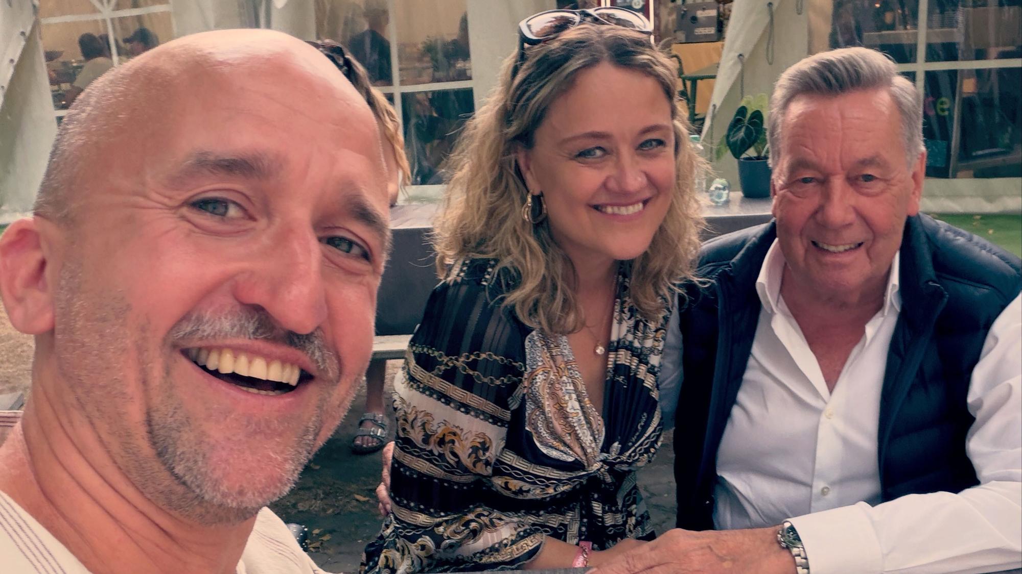 Markus Barth und Lisa Feller mit Roland Kaiser.