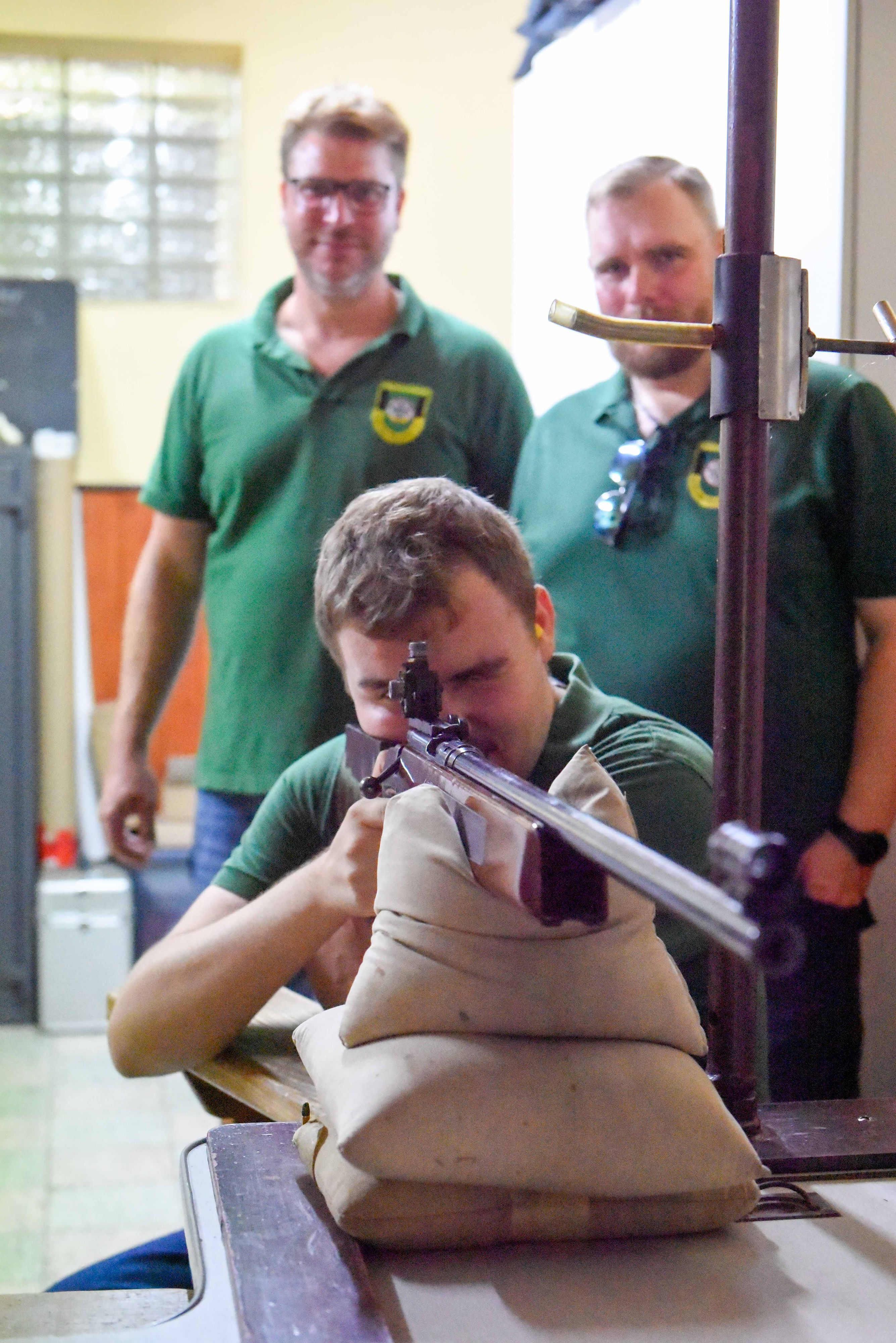 Das Bild zeigt einen Schützen am Schießstand.