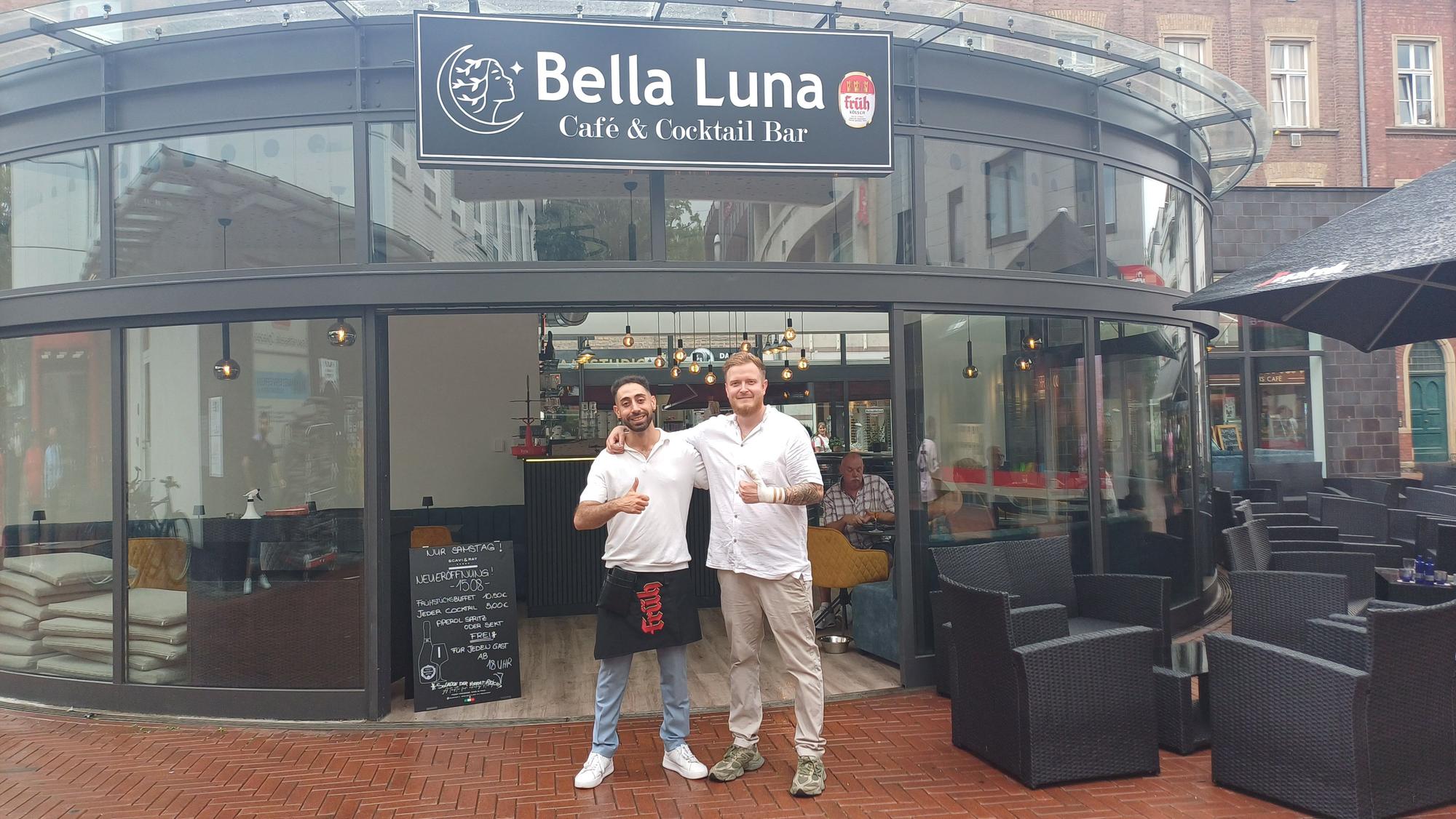 Die Leverkusener Dani Yakoub (l.) und Julian Döhler führen zusammen das neueröffnete Café und die Cocktailbar „Bella Luna“.