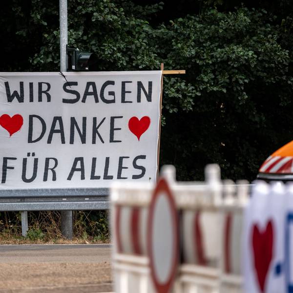 Die Bewohner der Ortschaft Gey danken den Rettungskräften für den Einsatz im Waldbrandgebiet im Hürtgenwald mit einem Transparent mit der Aufschrift „Wir sagen Danke für alles“.